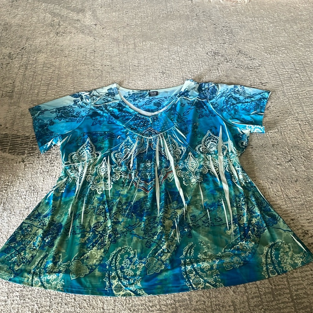 NWOT Faded Glory Ladies paisley print Top with decorative center Sz 3X (22W/24W)